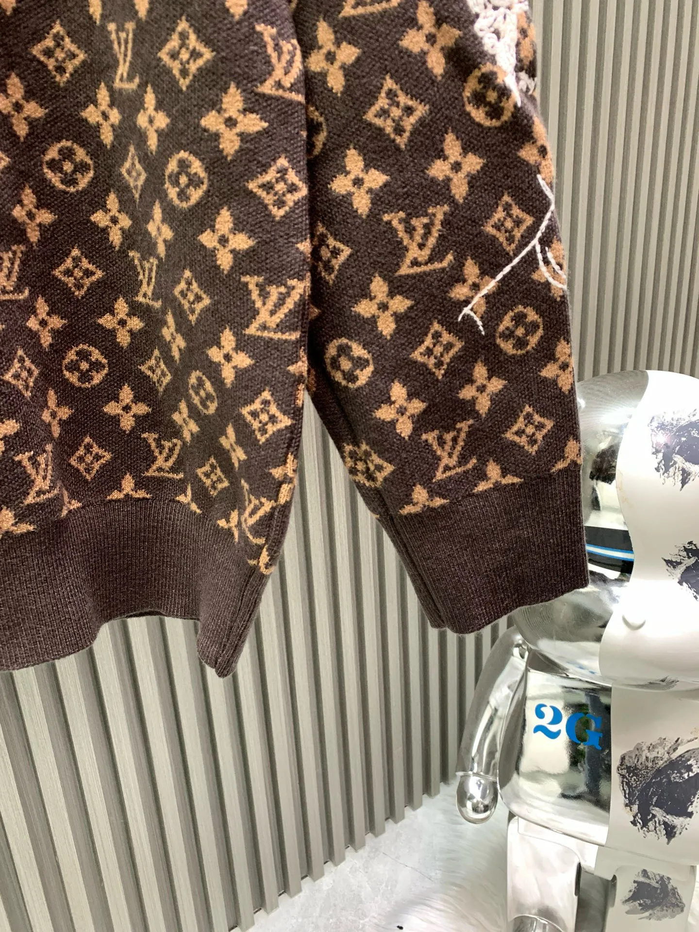 🅿️480 🀄️ Louis Vuitton 𝗟𝗢𝗨𝗜𝗦 𝗩𝗨𝗜𝗧𝗧𝗢𝗡 𝗠𝗢𝗡𝗢𝗚𝗥𝗔𝗠 embroidered sheep wool crew neck shirt The material, color and embroidery of Wang Zha's show are all about difficulty. What we made can definitely be compared with ZP. It is 100% refined imitation sheep wool. It feels soft and skin-friendly. It does not shrink and can be machine washed and anti-pilling. Two-color sesame dot craft. The most difficult part is the wool yarn embroidery craft. The yarn was customized for more than a month. The whole body embroidery required laser positioning. The single piece was embroidered in counter-position splicing. Each pattern was drawn and adjusted several times, and the entire pattern was symmetrical. It really takes ingenuity to pick out these details. The brown shooting light is warm brown in real life. It is unparalleled. You must buy it~👍